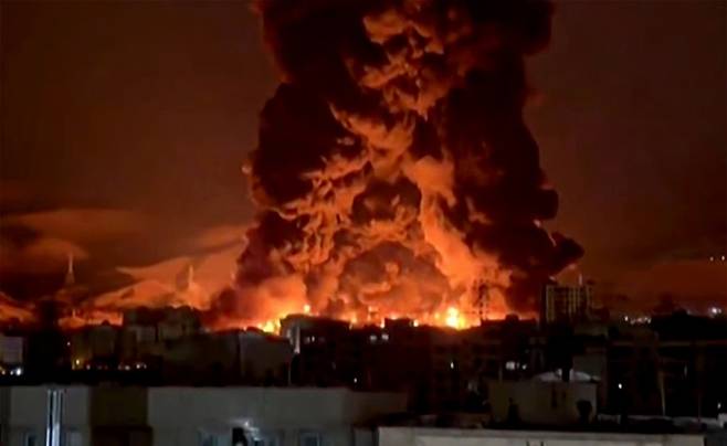 지난 8일(현지시간) 미국과 이스라엘의 공격을 받은 이란 수도 테헤란의 한 정유저장소에 화재가 발행해 화염이 치솟고 있다. 사진=AFP 뉴스1