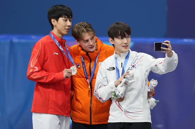<yonhap photo-4390="">지난달 13일 이탈리아 밀라노 아이스스케이팅 아레나에서 열린 2026 밀라노ㆍ코르티나 동계올림픽 쇼트트랙 남자 1,000m 시상식에서 동메달을 획득한 한국 임종언(오른쪽)이 금메달을 딴 네덜란드 옌스 판트 바우트(가운데), 중국 쑨룽과 함께 기념사진을 찍고 있다. 사진=연합뉴스</yonhap>