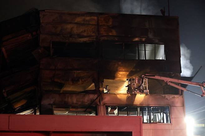 경찰과 소방 당국이 21일 오전 1시께 불이 난 대전 대덕구 자동차부품 제조 공장인 안전공업 내부에서 인명 수색작업과 화재 조사를 벌이고 있다. 연합뉴스