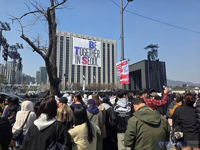 오후 8시 방탄소년단(BTS) 공연을 앞두고 오전부터 인파가 모였다. /사진=이정우 기자