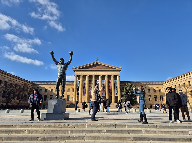 록키 발보아 동상과 필라델피아 미술관. ©김슬기