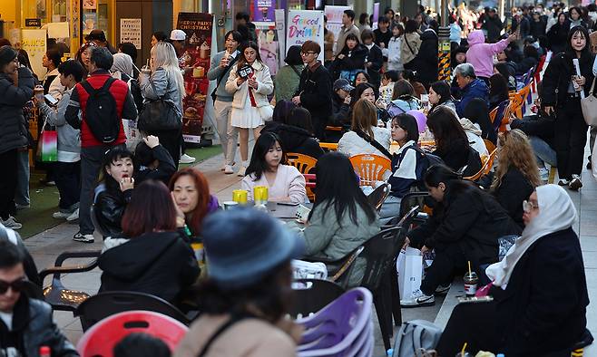 그룹 방탄소년단(BTS)이 정규 5집 '아리랑'(ARIRANG) 발매를 기념해 무료 공연 'BTS 컴백 라이브: 아리랑'(BTS THE COMEBACK LIVE|ARIRANG)을 여는 21일 서울 광화문 광장 인근에서 '아미'(BTS 팬덤)들이 공연 시작을 기다리며 음료 등을 먹고 있다. 연합뉴스