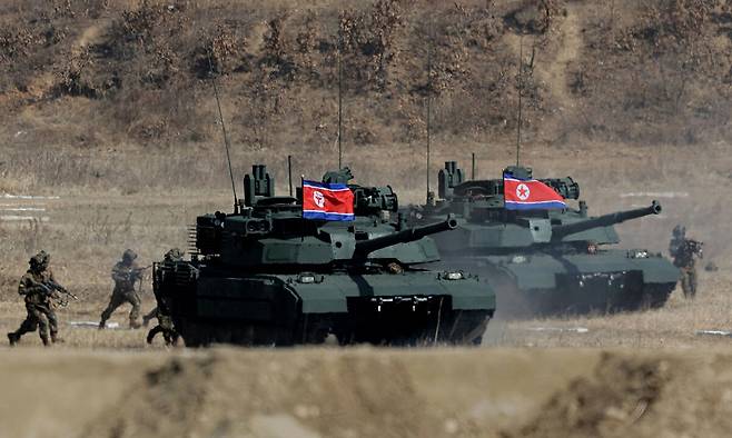 북한군 보병들이 신형 전차와 함께 훈련을 하고 있다. 노동신문·뉴스1