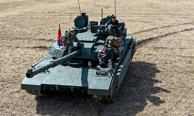 김정은 북한 국무위원장이 딸 주애가 운전하는 전차에 탑승하고 있다. 노동신문·뉴스1