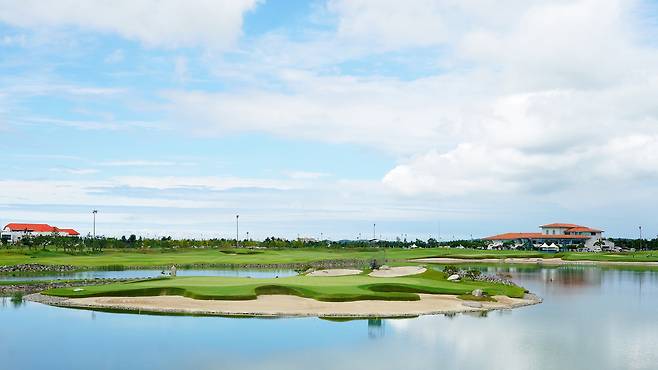 아일랜드 그린으로 유명한 군산CC 토너먼트 코스 17번 홀 전경. 사진 제공=군산CC