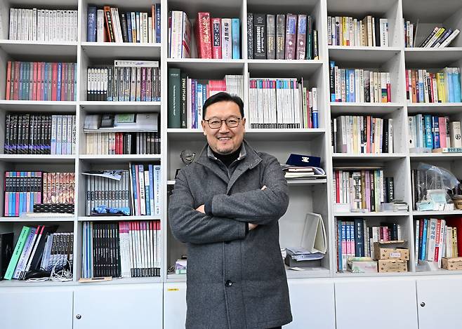 김강호 군산CC 부회장이 집무실에서 포즈를 취하고 있다. 성형주 기자