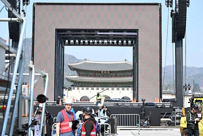 그룹 방탄소년단(BTS)의 컴백 공연을 하루 앞둔 20일 서울 종로구 광화문광장에 공연장이 설치되고 있다. 성형주 기자 2026.03.20