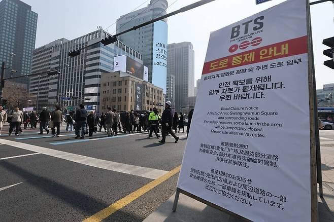 방탄소년단(BTS)의 광화문 공연을 나흘 앞둔 17일 서울 종로구 광화문광장에 도로 통제 안내 표지판이 설치돼 있다. ⓒ연합뉴스