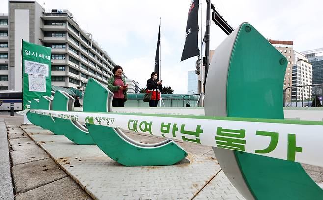 그룹 방탄소년단(BTS)의 컴백 공연을 하루 앞둔 지난 20일 서울 종로구 광화문광장 부근 따릉이 대여소에 운영 중단 안내문이 붙어 있다. ⓒ연합뉴스