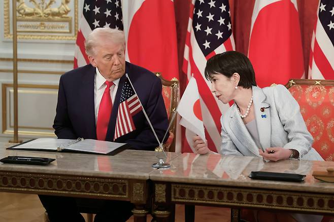 도널드 트럼프 미국 대통령(왼쪽)과 다카이치 사나에 일본 총리가 2025년 10월28일 일본 도쿄 아카사카 영빈관에서 열린 미·일 무역협정 이행 관련 문서 서명식에 참석하고 있다. ⓒEPA 연합