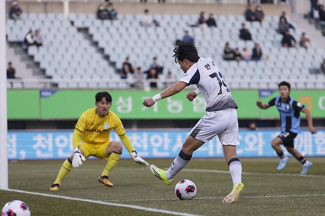경기 중 컷백을 시도하는 안주완. 서울 이랜드