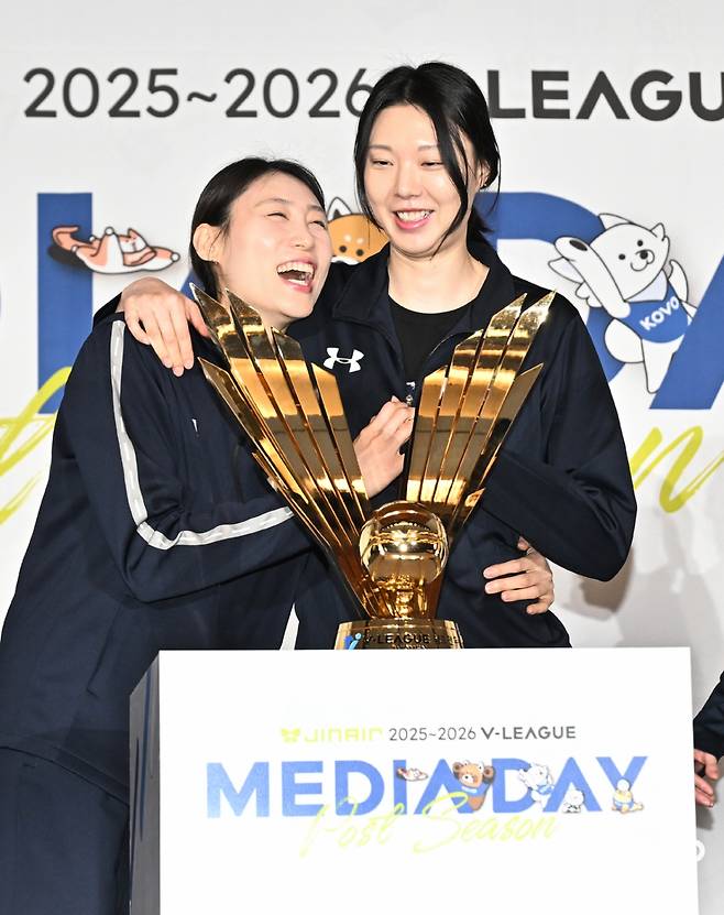 20일 서울 강남구 호텔 리베라 청담에서 열린 진에어 2025~2026 V-리그 포스트시즌 미디어데이에 참석한 배유나(왼쪽)와 양효진. /사진=한국배구연맹 제공