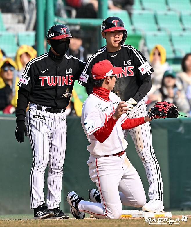 20일 오후 인천SSG랜더스필드에서 열린 '2026 신한 SOL Bank KBO리그' LG 트윈스와 SSG 랜더스의 시범경기, 8회초 1사 2루 LG 강민균이 폭투를 틈타 3루까지 진루하고 있다. 인천, 김한준 기자