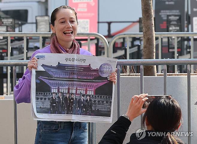 'BTS 특별판 들고 기념촬영' (서울=연합뉴스) 한종찬 기자 = 그룹 방탄소년단(BTS)이 정규 5집 '아리랑'(ARIRANG) 발매를 기념해 무료 공연 'BTS 컴백 라이브: 아리랑'(BTS THE COMEBACK LIVE|ARIRANG)을 여는 21일 서울 광화문 광장에서 '아미'(BTS 팬덤)들이 일간지 호외·특별판을 들고 기념촬영을 하고 있다. 2026.3.21 saba@yna.co.kr