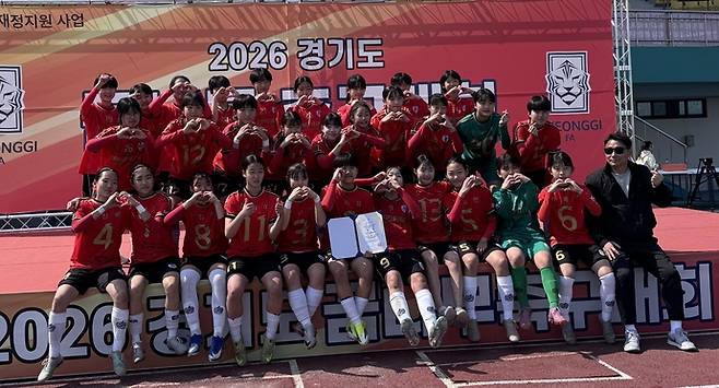 제55회 전국소년체육대회 축구 여자 15세 이하부 경기도 대표로 선발된 양평G스포츠클럽 단월W U15 선수단이 기념촬영을 하고 있다. 사진=경기도축구협회
