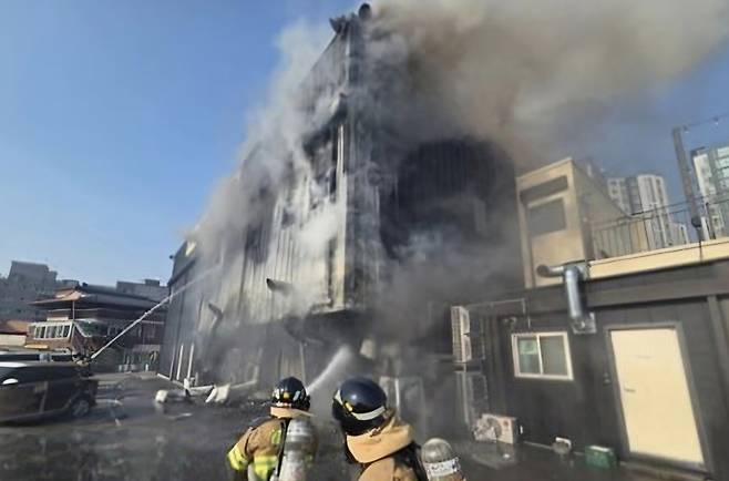 여주시 현암동 한 2층 규모 상가에서 불이 나 31명이 대피하는 소동이 벌어졌다.