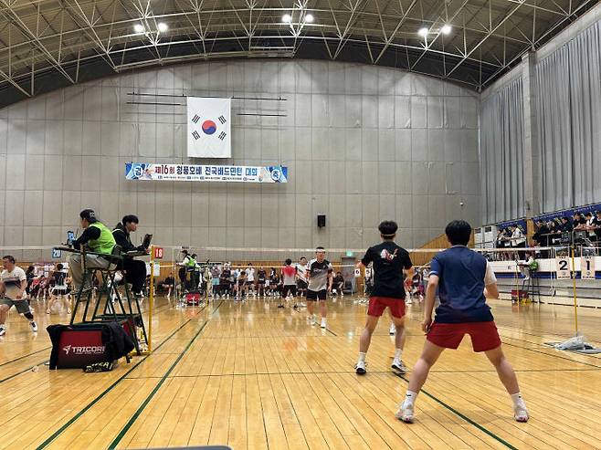 제천시 배드민턴 전용 구장에서 열린 제16회 청풍호 배 전국 배드민턴대회에서 동호인들이 열띤 경기를 펼치고 있는 모습(사진=전종희 기자)