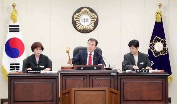 제297회 함양군의회 임시회 2차 본회의. 김윤택 의장이 의사봉을 들고 있다. /함양군의회