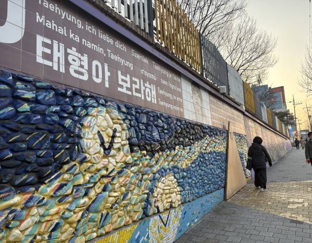 서구 대성초등학교 담벼락에 BTS 멤버 뷔와 관련된 벽화가 그려져 있다. 뷔는 서구 비산동에서 태어나 대성초를 다니다 6학년 때 거창으로 전학 간 것으로 알려져있다. 최현정 기자