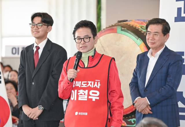 이철우 경북도지사 예비후보 청소년 선대위원장을 맡은 박규목군(구미제일고 3학년)과 김성조 선대위원장. 이철우 경북도지사 예비후보 선거캠프 제공.