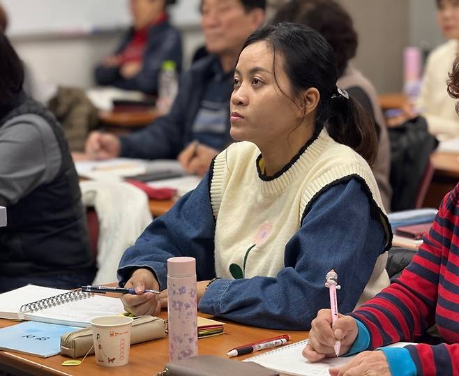 지난 19일 오후 7시쯤 찾은 경주 한림야간학교에서 김주현씨를 비롯한 학습자들이 고등학력인정 과정 영어수업을 듣고 있다. 구경모기자