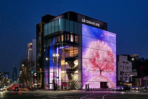 LG전자가 봄철을 맞아 서울 강남구 도산대로에 위치한 'LG전자 플래그십 D5' 외벽에 벚꽃을 주제로 한 미디어 파사드를 선보였다. 미디어 파사드는 오는 4월 30일까지 상영되며, 매일 오후 6시부터 오후 10시까지 운영된다. / LG전자