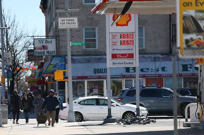 17일(현지시간) 미국 뉴욕 브루클린의 한 주유소에 휘발유 가격이 표시되어 있다. (사진=AFP)