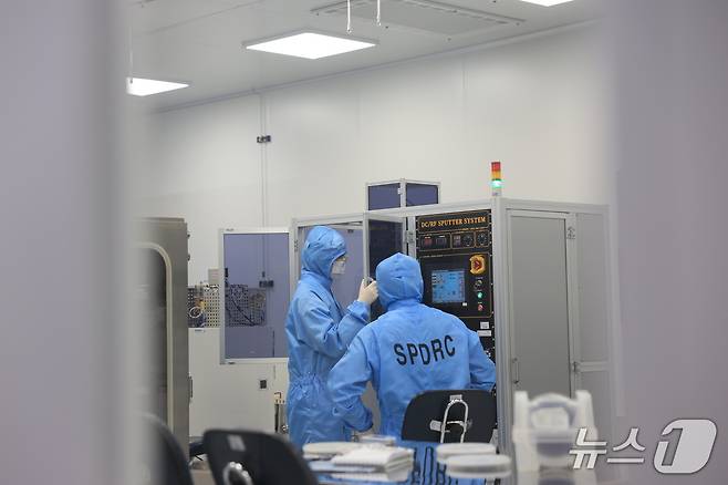 명지대 반도체공학부 학생들이 실험을 진행하고 있다. (교육부 제공)