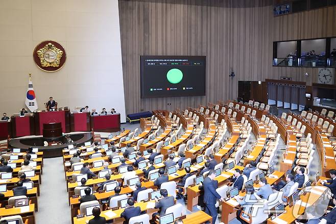 22일 서울 여의도 국회에서 열린 제433회 국회(임시회) 제2차 본회의에서 윤석열 정권 정치검찰 조작기소 의혹 사건 진상규명 국정조사계획서 승인의 건이 통과되고 있다. 2026.3.22 ⓒ 뉴스1 이승배 기자