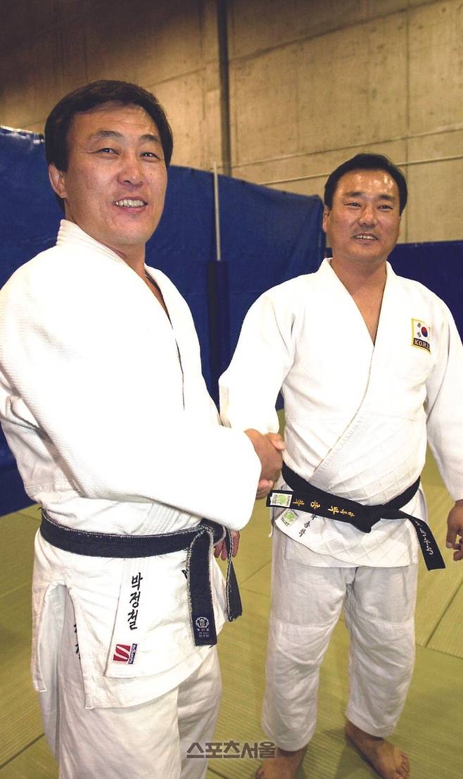 박종학 한국대표팀 유도감독(오른쪽)이 북한의 박종철 감독을 만나 악수를 하고 있다. 사진 | 시드니 사진공동취재단