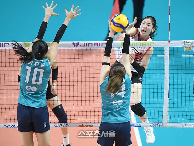 정관장 인쿠시가 지난 1월 20일 서울 장충체육관에서 열린 2025~2026 V-리그 GS칼텍스와 경기에서 스파이크를 날리고 있다. 사진 | 최승섭기자