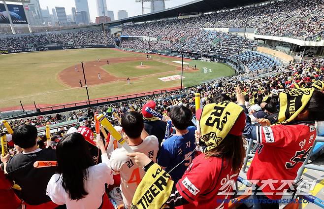 22일 잠실구장에서 열린 KBO리그 두산과 KIA의 시범 경기. 휴일을 맞아 잠실구장 찾아 야구를 즐기고 있는 야구팬들. 잠실=송정헌 기자songs@sportschosun.com/2026.03.22/