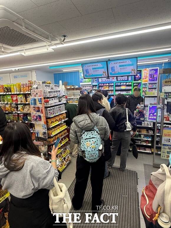 GS25가 광화문 인근 점포 5개 매장을 분석한 결과, 직전 같은 요일(3월14일) 대비 매출이 233.1% 신장했으며, 객수 역시 181.2% 증가한 것으로 나타났다. 특히, 공연장 이동에 가장 밀접한 점포의 경우 매출이 최대 378.4%까지 상승하며 뚜렷한 특수를 보였다. 사진은 21일 광화문광장 BTS 공연을 맞아 인근 GS25 매장에 고객이 결제를 위해 줄 서 있는 모습. /GS리테일