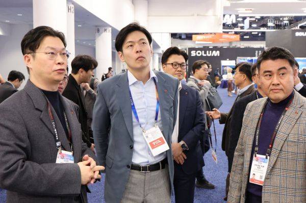 신유열 롯데지주 미래성장실장(가운데)이 지난해 1월 미국 네바다주 라스베이거스 컨벤션센터에서 열린 세계 최대 가전·정보기술(IT) 전시회 CES 2025 현장을 방문해 롯데이노베이트 전시관을 둘러보고 있다. 공동취재단