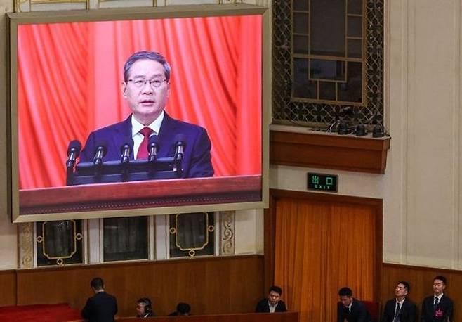 리창 중국 국무원 총리가 지난 5일 전국인민대표대회 개막식에서 올해 정부업무보고를 하고 있다. 리 총리는 이날 “차세대 스마트 단말기와 AI 에이전트를 서둘러 보급하겠다”며 “AI 오픈소스 커뮤니티 발전을 지원하고 오픈소스 생태계의 번영을 촉진하겠다”고 강조했다. ⓒ 로이터/연합뉴스