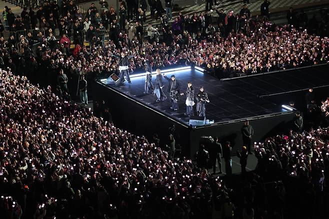 방탄소년단(BTS)이 21일 서울 광화문광장에서 컴백 기념 공연인 ‘BTS 컴백 라이브: 아리랑’을 펼치고 있다. 사진공동취재단