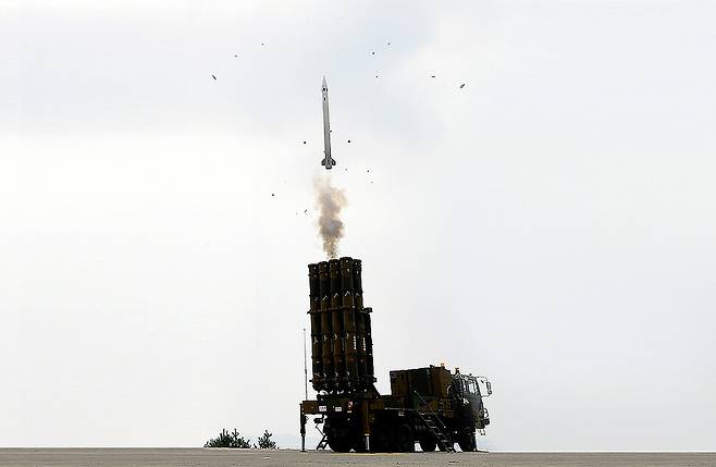 천궁-Ⅱ가 수직으로 곧게 세워진 약 5m 높이 발사관에서 튀어 오르는 ‘콜드론칭’ 기술을 선보이고 있다. 콜드론칭은 미사일 발사 뒤 바로 점화되지 않고 발사대 위로 10m 이상 튀어 오르게 한 뒤 로켓을 점화하는 방식이다. 표적을 향해 미사일 발사대를 회전시킬 필요가 없고 발사대와 주변 장비에 대한 화염과 후폭풍 피해 걱정이 없다는 장점이 있다. 엘아이지(LIG)넥스원 누리집 갈무리