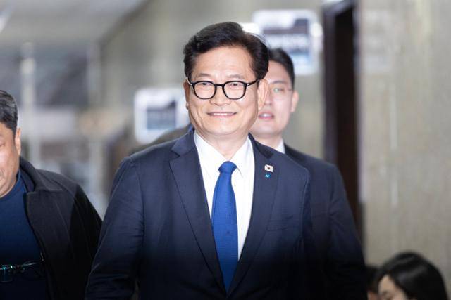 송영길 더불어민주당 전 대표가 5일 서울 여의도 국회에서 정청래 대표와 면담을 위해 대표실로 향하고 있다. 뉴스1