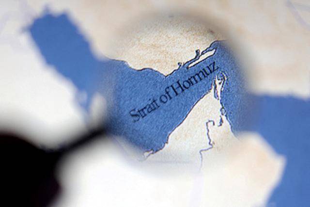 지난달 28일부터 시작된 미국과 이스라엘의 이란 공격 후 이란이 사실상 봉쇄하고 있는 호르무즈해협이 그려진 지도. 로이터 연합뉴스 자료화면