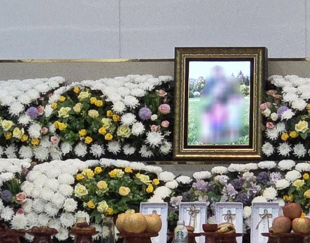 18일 울산 울주군 한 빌라에서 숨진 채 발견된 4남매와 30대 아빠의 발인이 22일 엄수된 가운데, 장례식장 빈소에 마련된 영정. 연합뉴스