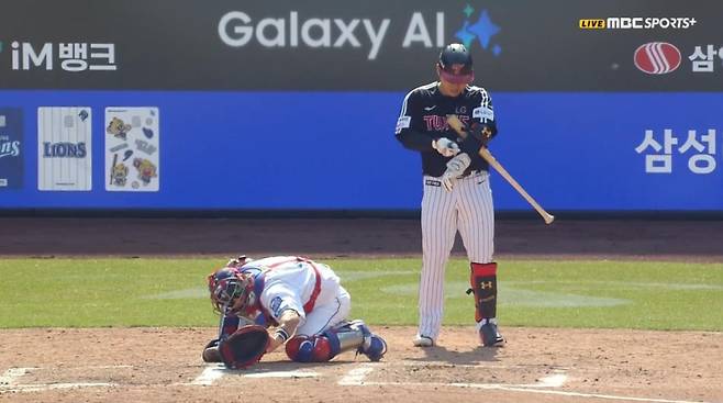 21일 열린 대구 삼성-LG 시범경기 중 미야지 유라를 향해 낮은 쪽 코스로 던지라고 애처롭게 제스처를 취하는 포수 강민호의 모습. MBC스포츠플러스, 티빙 캡처