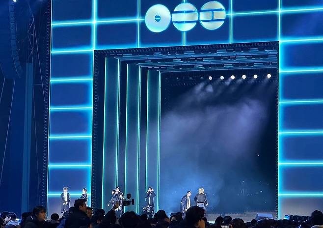 그룹 방탄소년단(BTS)이 21일 서울 광화문 광장에서 정규 5집 '아리랑'(ARIRANG) 발매를 기념해 무료 공연 'BTS 컴백 라이브: 아리랑'(BTS THE COMEBACK LIVE|ARIRANG)을 열고 있다.연합뉴스