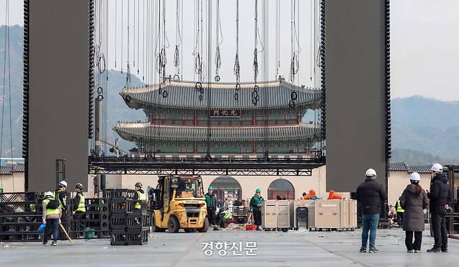 BTS 복귀 공연이 열렸던 서울 광화문 무대가 22일 철거되고 있다. 이준헌 기자