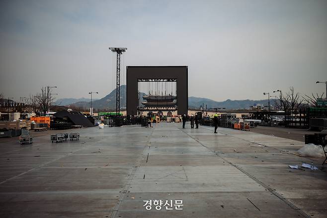 BTS 복귀 공연이 열렸던 서울 광화문 무대가 22일 철거되고 있다. 이준헌 기자