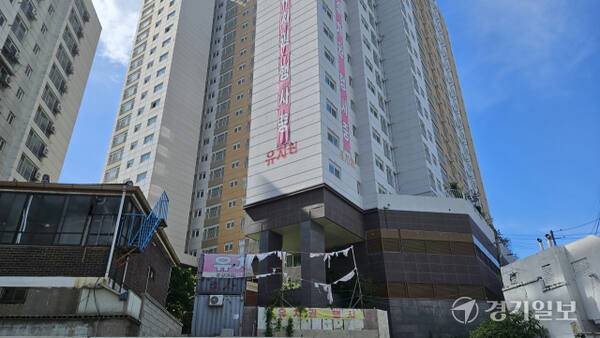 인천 미추홀구 주안동 한 주상복합건물. 곳곳에 유치권 행사 중임을 알리는 현수막 등이 붙어 있다. 박기웅기자