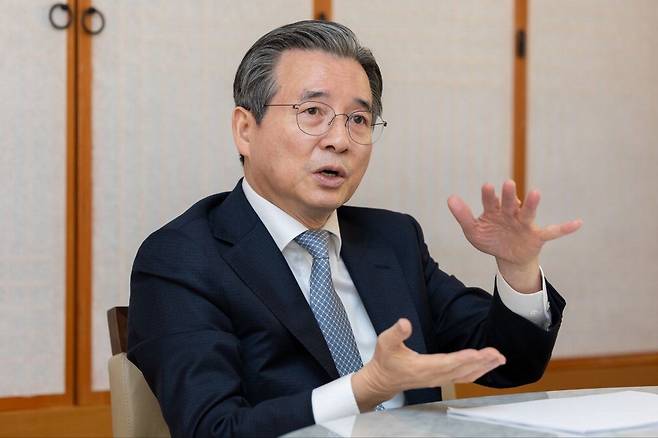 김용범 청와대 정책실장이 20일 청와대 서별관에서 매일경제신문과 인터뷰를 하고 있다. 청와대