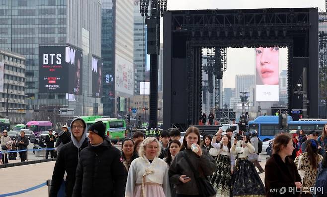 방탄소년단(BTS) 컴백 공연을 하루 앞둔 20일 서울 종로구 광화문광장에서 공연 준비가 한창인 가운데 관광객들이 오가고 있다. /사진=뉴시스