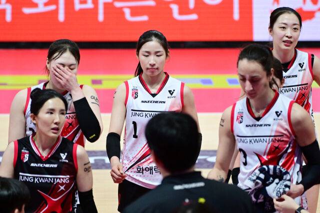 2세트에 투입된 정관장 인쿠시가 아쉬운 표정으로 벤치를 향하고 있다.