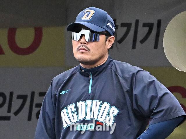 7일 오후 대구광역시 수성구 대구삼성라이온즈파크에서 진행된 '2025 프로야구 KBO리그 포스트시즌' 와일드카드 결정전 1차전 삼성라이온즈와 NC다이노스의 경기.NC 이호준 감독이 선수들을 지켜보고 있다.