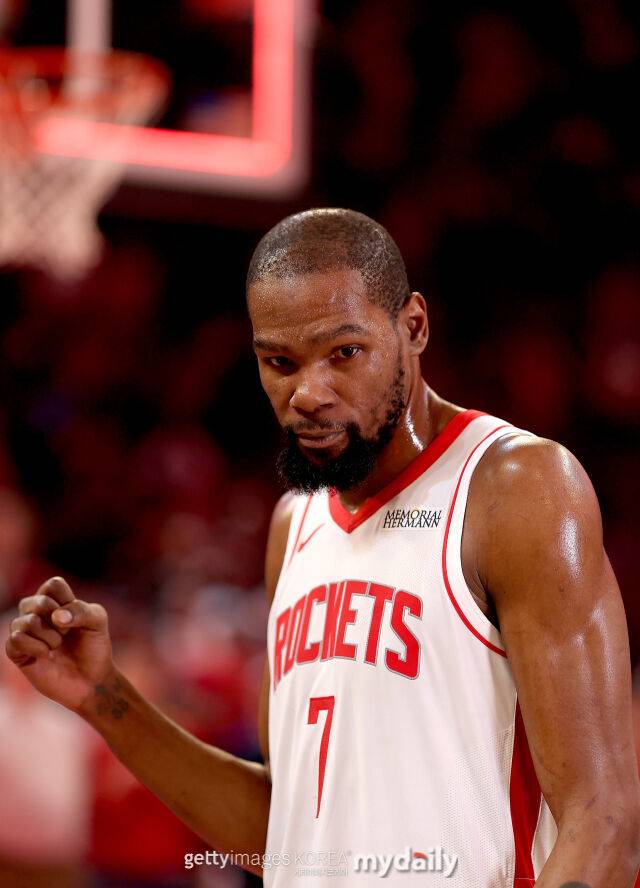 듀런트가 22일 마이애미와 경기에서 조던의 개인 득점 기록을 넘어선 후 주먹을 불끈 쥐고 있다. /게티이미지코리아